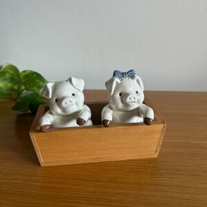 Vintage Fitz & Floyd Ceramic Little Pig Salt & Pepper Shaker Set in Wooden Tray